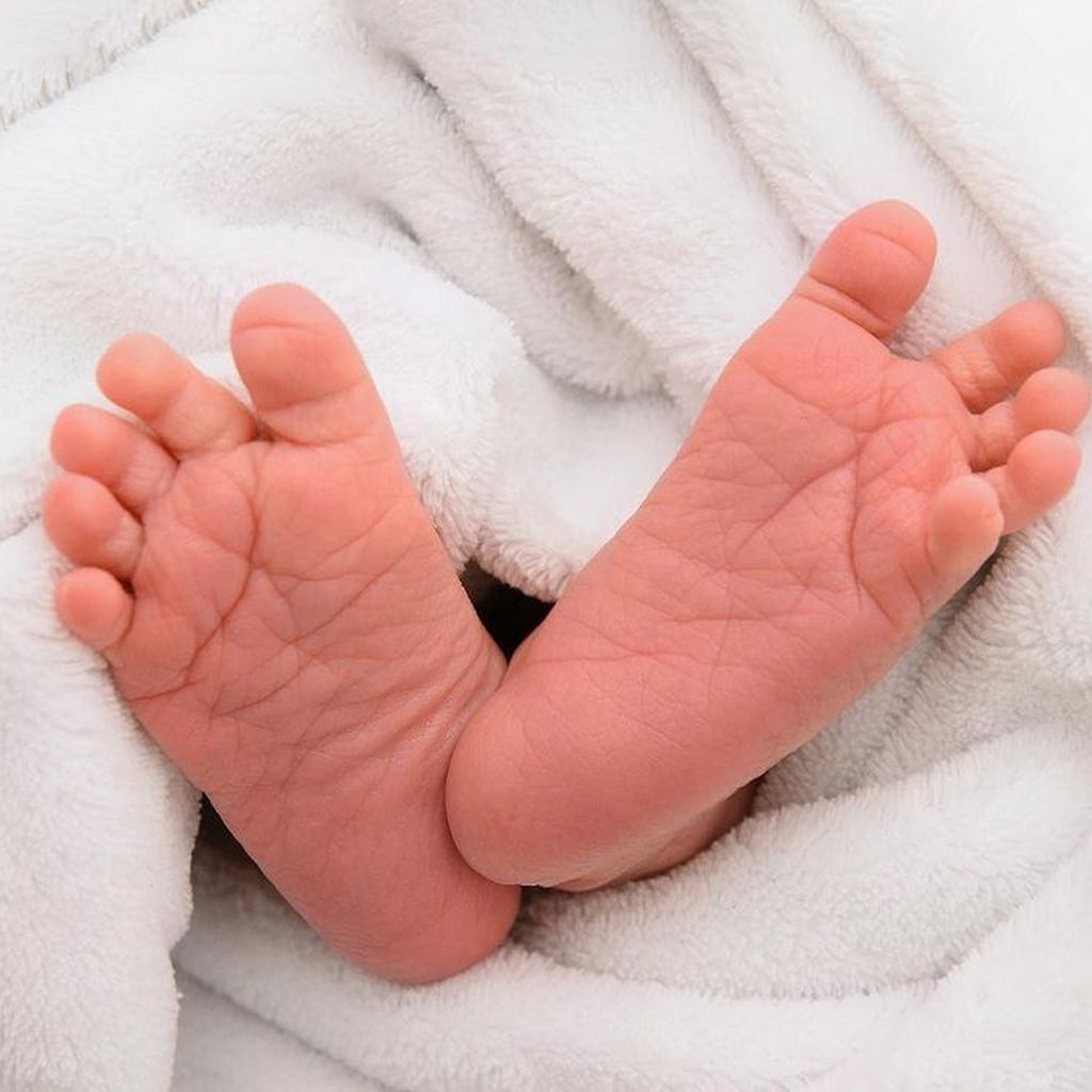 Peyman Amin zeigt die Füße seines Babys