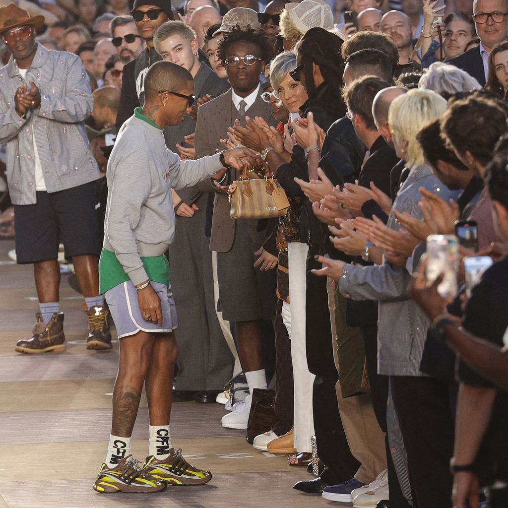 Pharrell Williams überreicht Beyoncé eine Tasche nach der Fashionshow in Paris