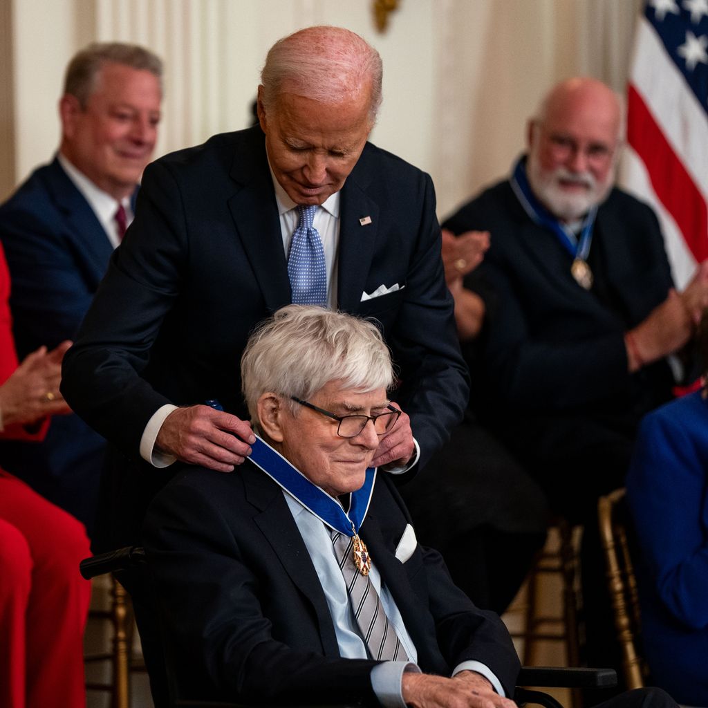 Joe Biden und Phil Donahue, Verleihung der Presidential Medal of Freedom