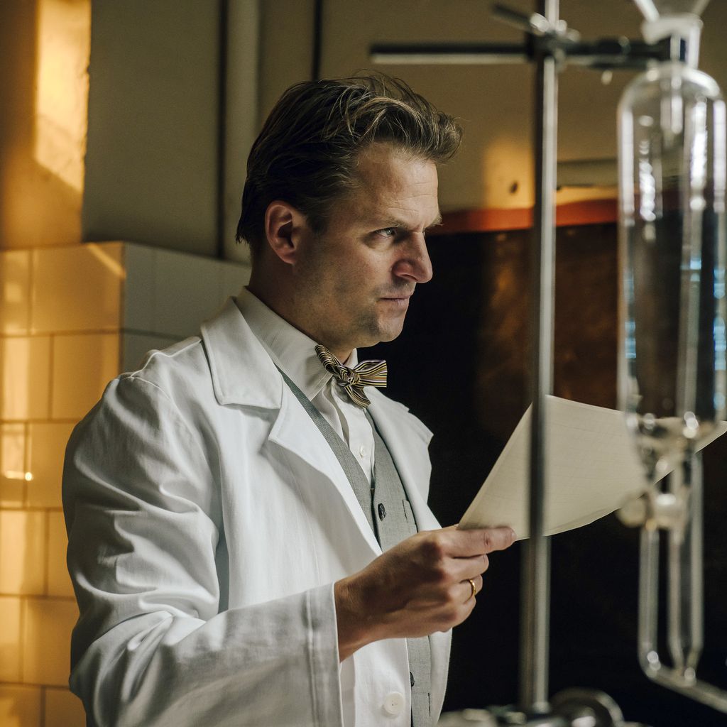 Philipp Hochmair als Prof. Dr. Prokop in "Charité"