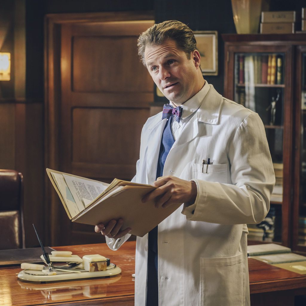 Philipp Hochmair als Professor Dr. Prokop in "Charité"