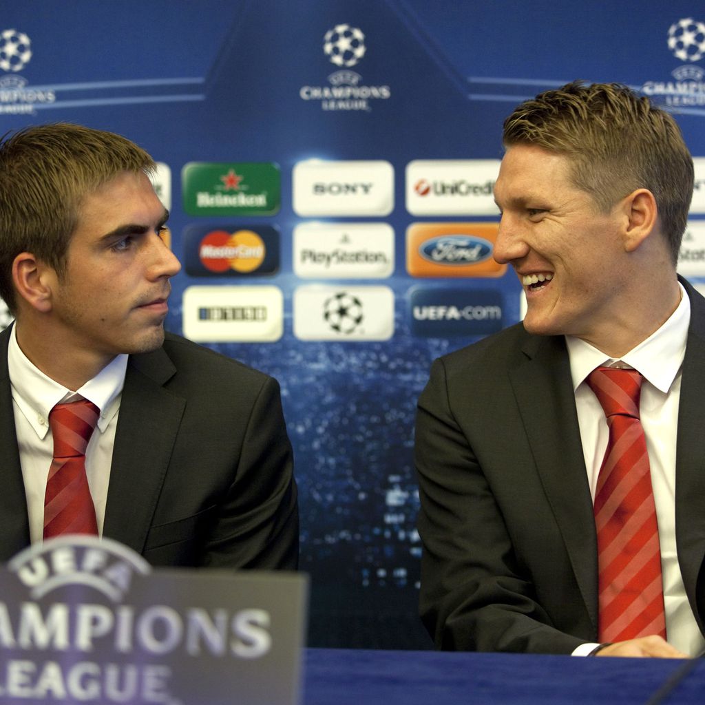 Philipp Lahm und Bastian Schweinsteiger bei einer Pressekonferenz 2009