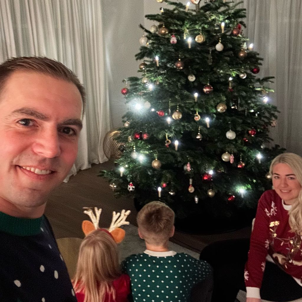 Philipp Lahm mit seiner Familie im Dezember 2023