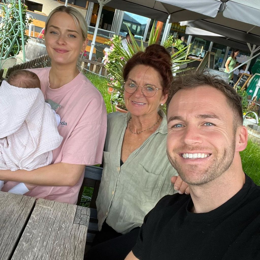 Philipp Stehler mit seiner Frau Vanessa, Sohn Tommi und Mama im August 2023