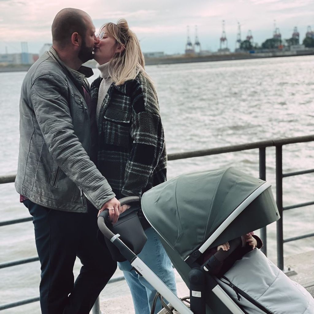 Philipp und Melissa mit ihrem Baby im Oktober 2021 in Hamburg