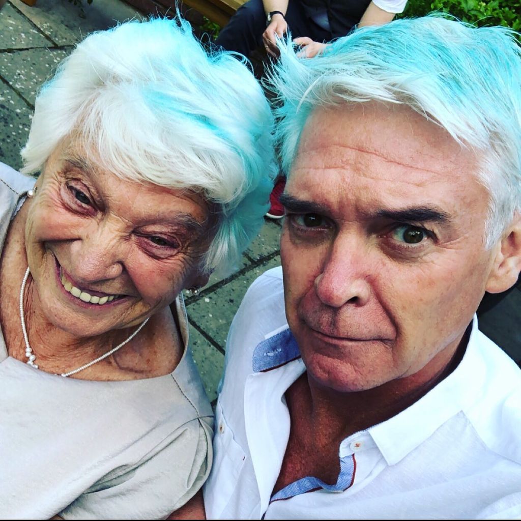 Phillip Schofield (r.) mit seiner Mutter Patricia im Juni 2020