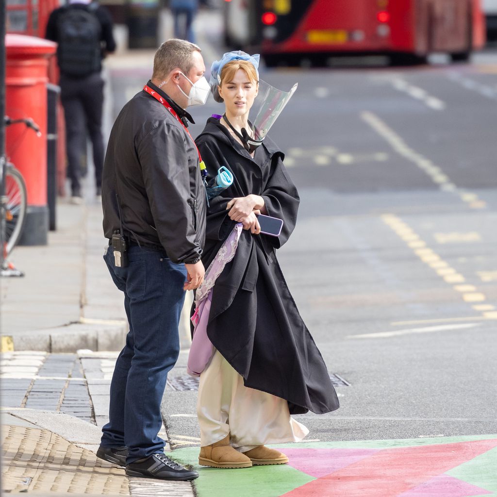 Phoebe Dynevor am Set der zweiten Staffel von "Bridgerton"