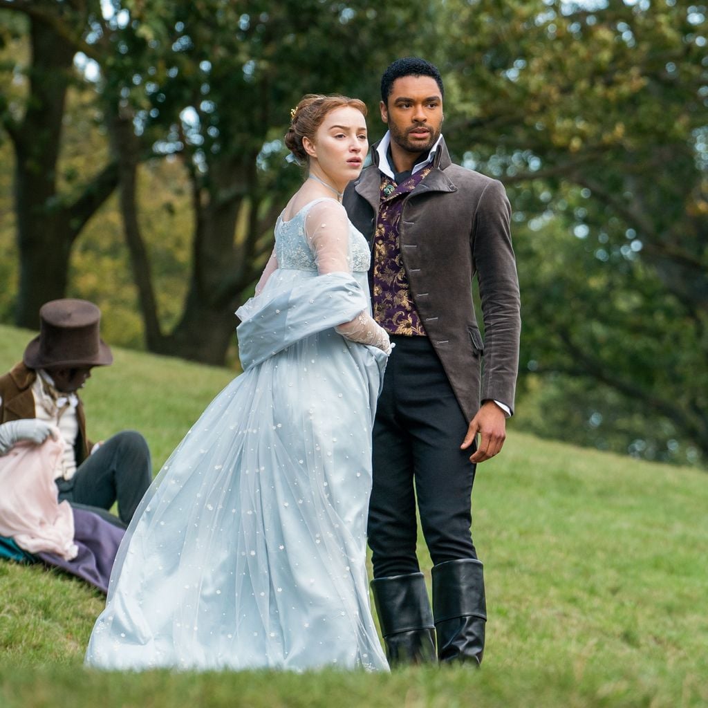 Phoebe Dynevor und Regé-Jean Page in einer Szene von "Bridgerton"