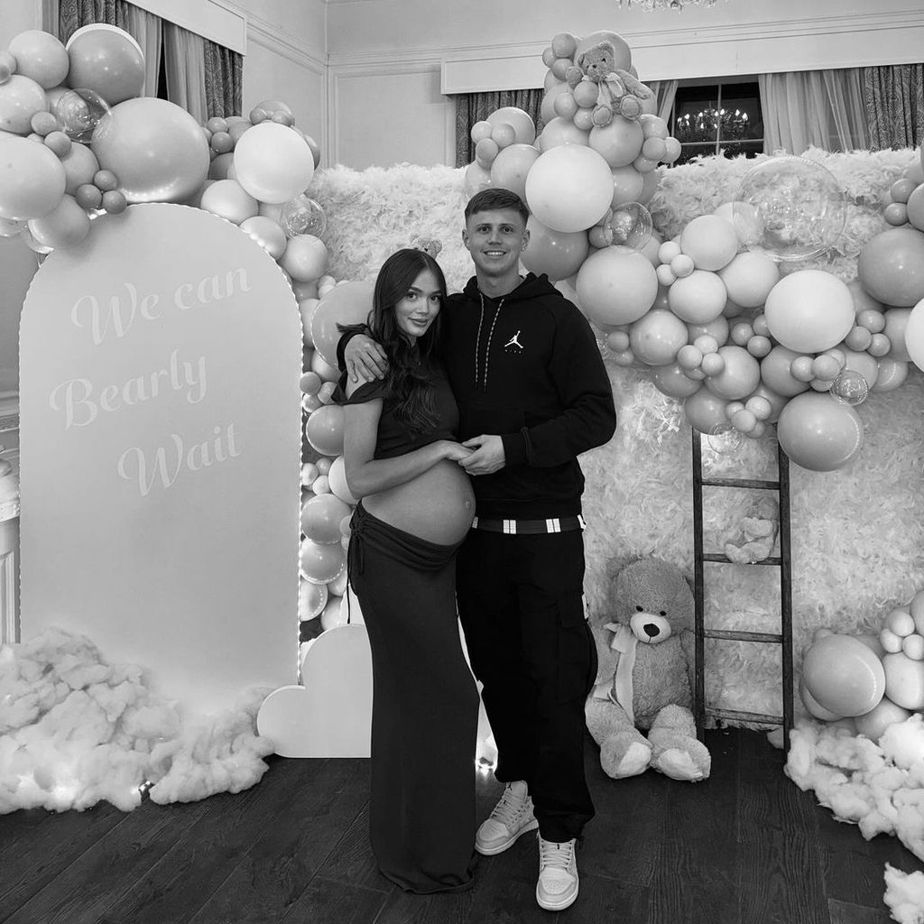 Phoebe Tomlinson mit ihrem Freund bei ihrer Babyshower