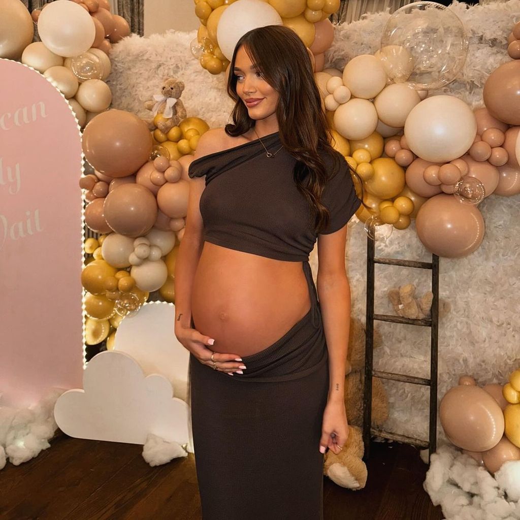 Phoebe Tomlinson bei ihrer Babyshower, November 2023
