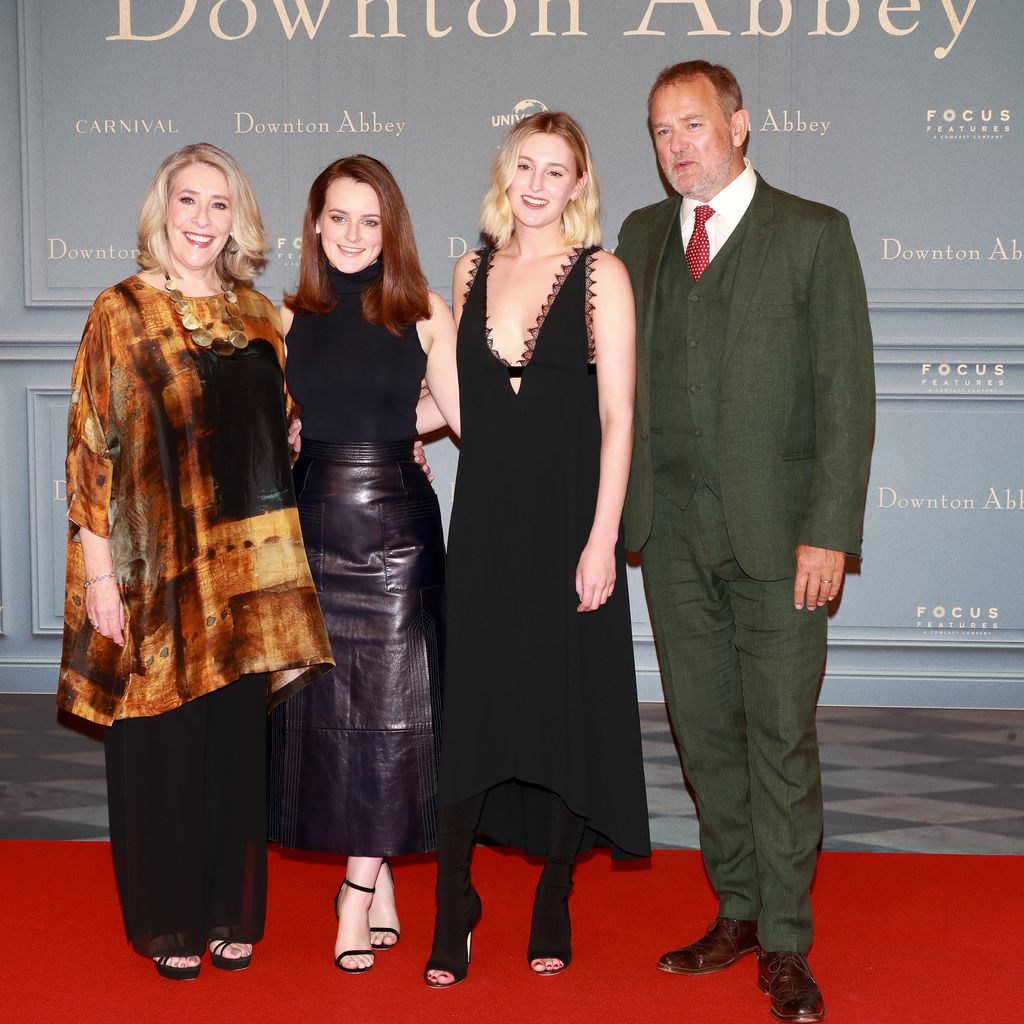Phyllis Logan, Sophie McShera, Laura Carmichael und Hugh Bonneville