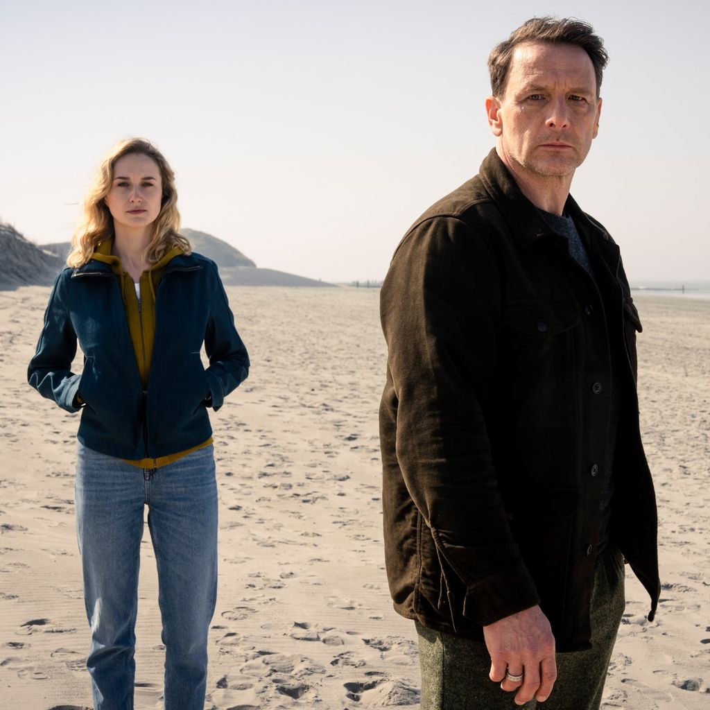 Pia-Micaela Barucki und Hendrik Duryn in "Dünenthriller"