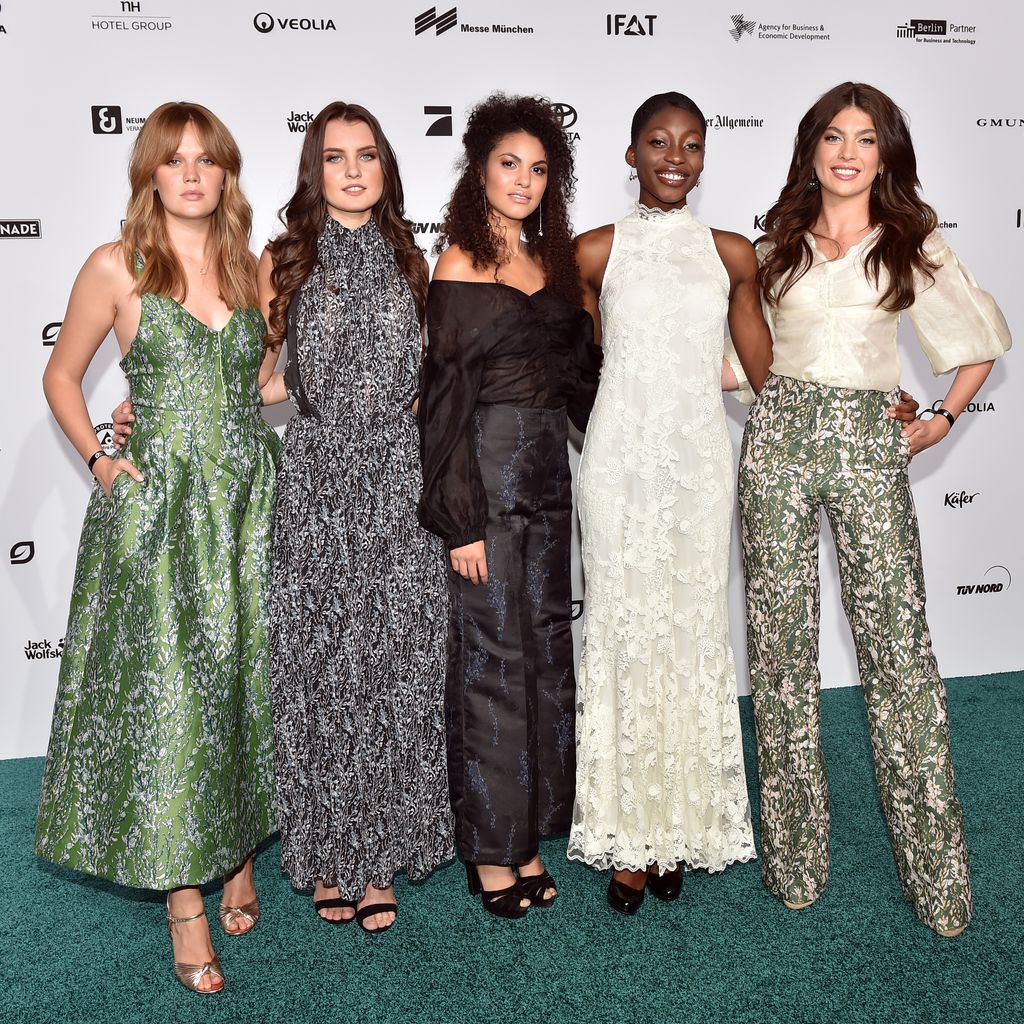 Pia, Jennifer, Julianna, Toni und Christina, GNTM-Kandidatinnen