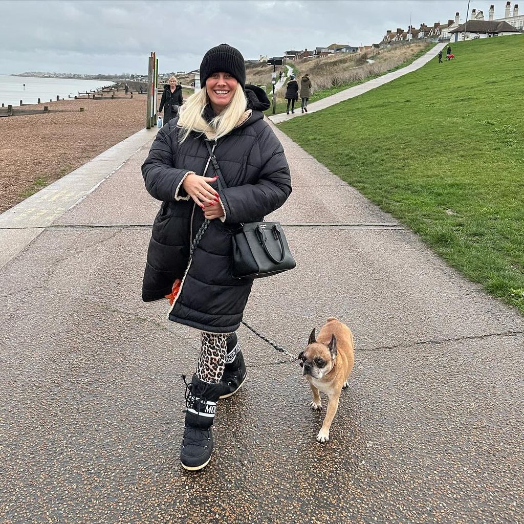Pia Tillmann, TV-Bekanntheit, mit ihrem Hund