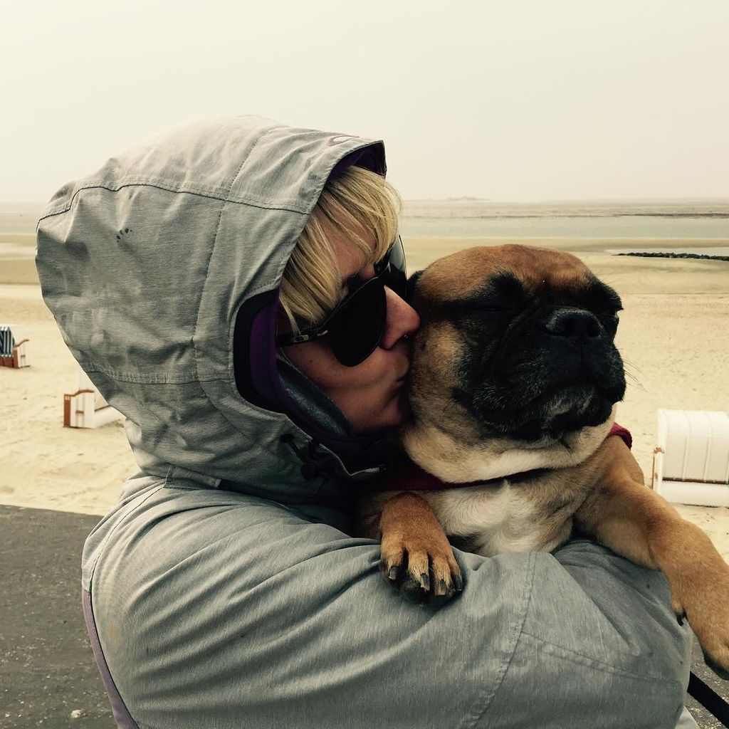 Pia Tillmann, Schauspielerin, mit ihrem Hund