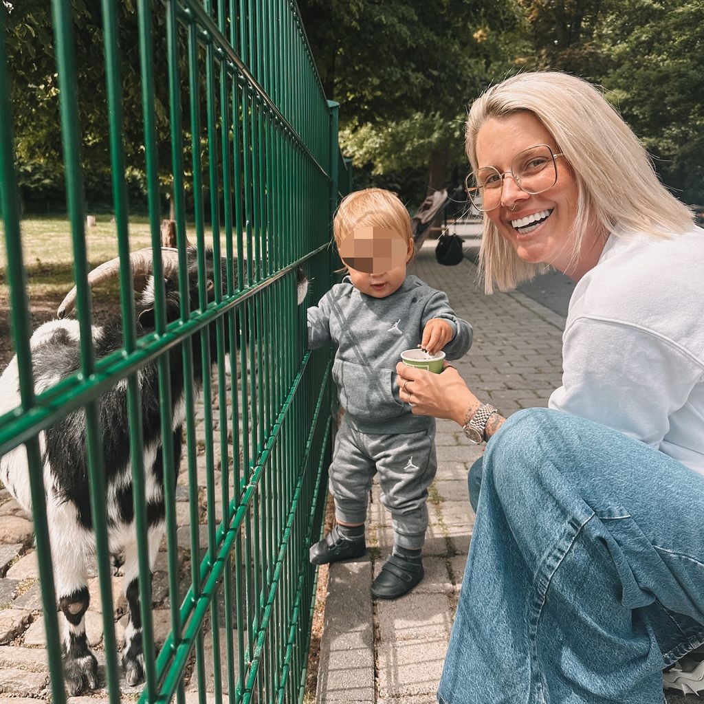 Pia Tillmann mit ihrem kleinen Sohn Pepe, Mai 2025