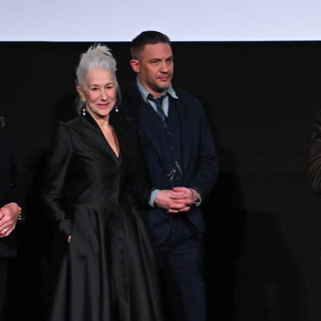 Pierce Brosnan, Dame Helen Mirren, Tom Hardy und Guy Ritchie bei der Global Premiere von "MobLand" im Odeon Luxe Leicester Square