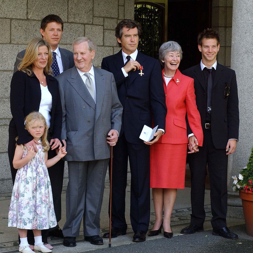 Pierce Brosnan mit Isabella, Charlotte, Christopher, Stiefvater Bill, Mutter May und Sohn Sean, Juli 2003