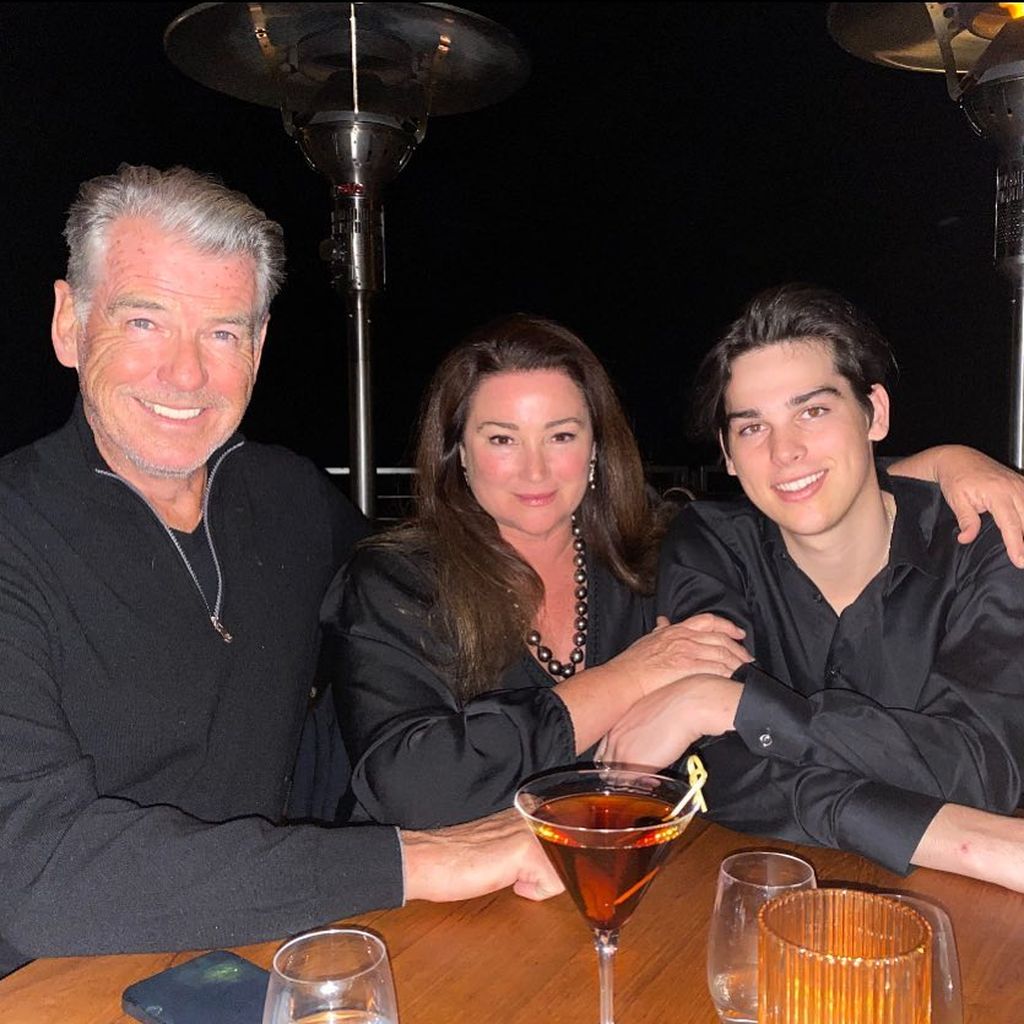 Pierce Brosnan mit Keely Shaye Smith und ihrem gemeinsamen Sohn Paris im März 2022