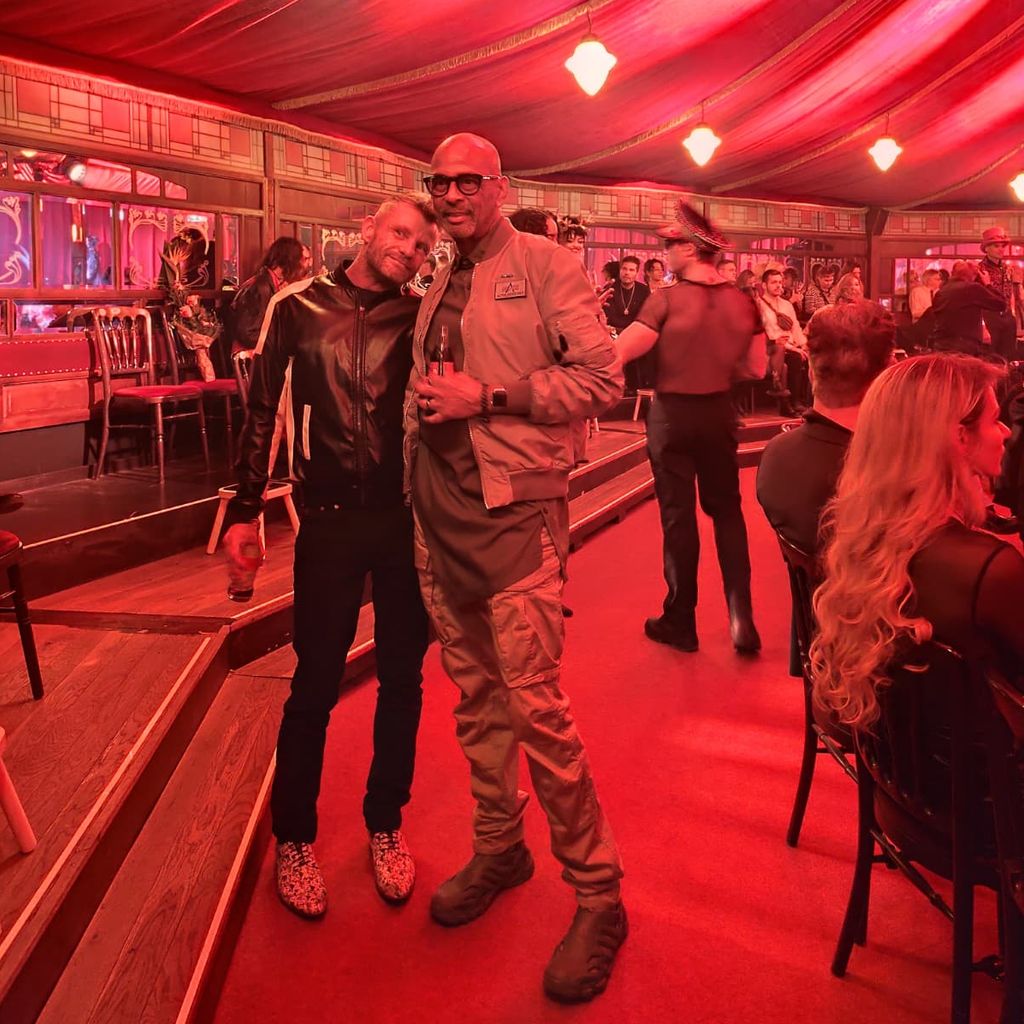 Pierre Sanoussi-Bliss mit unbekanntem Mann, "Vegas Rouge"-Premiere im April 2025