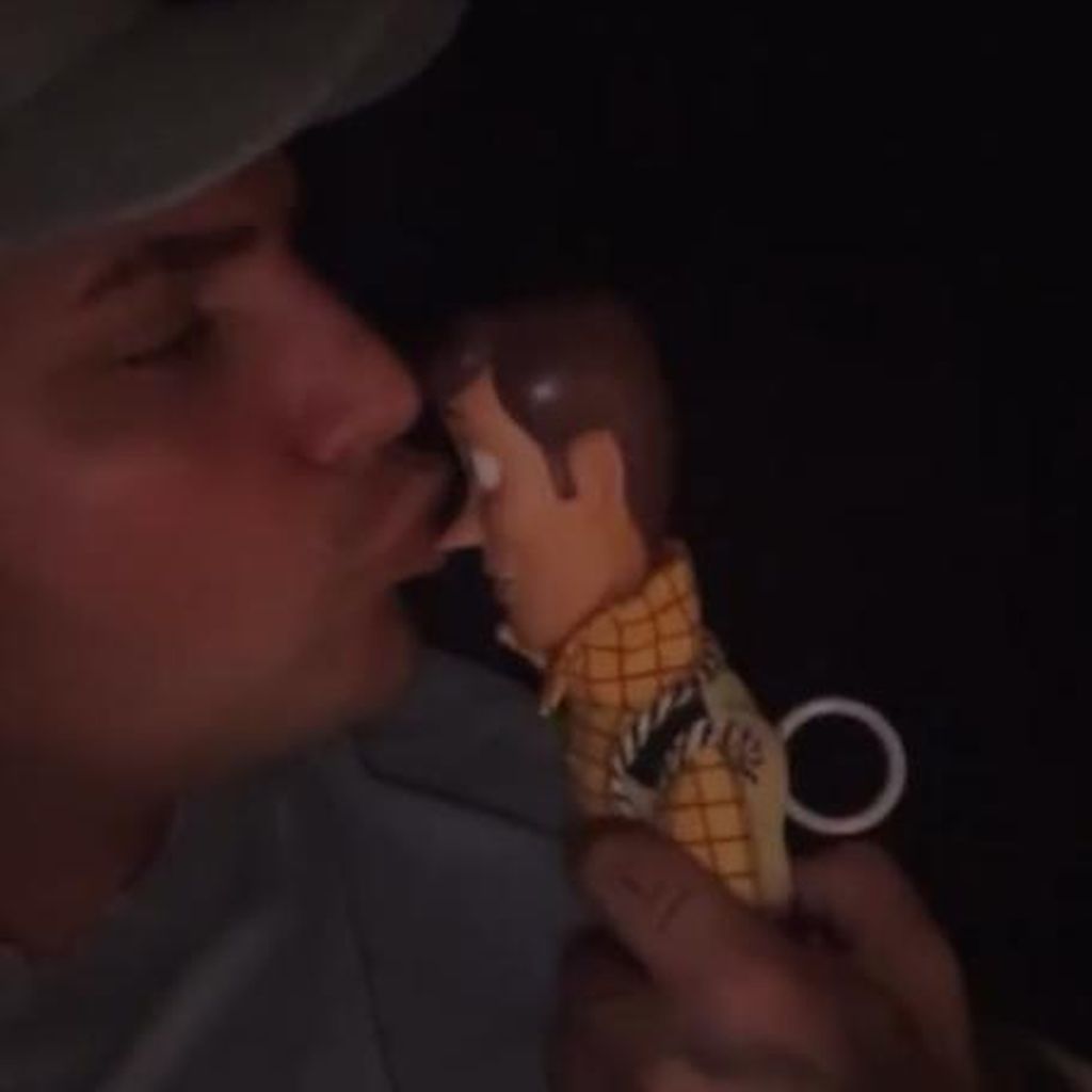 Sänger Pietro Lombardi mit einer Woody-Puppe