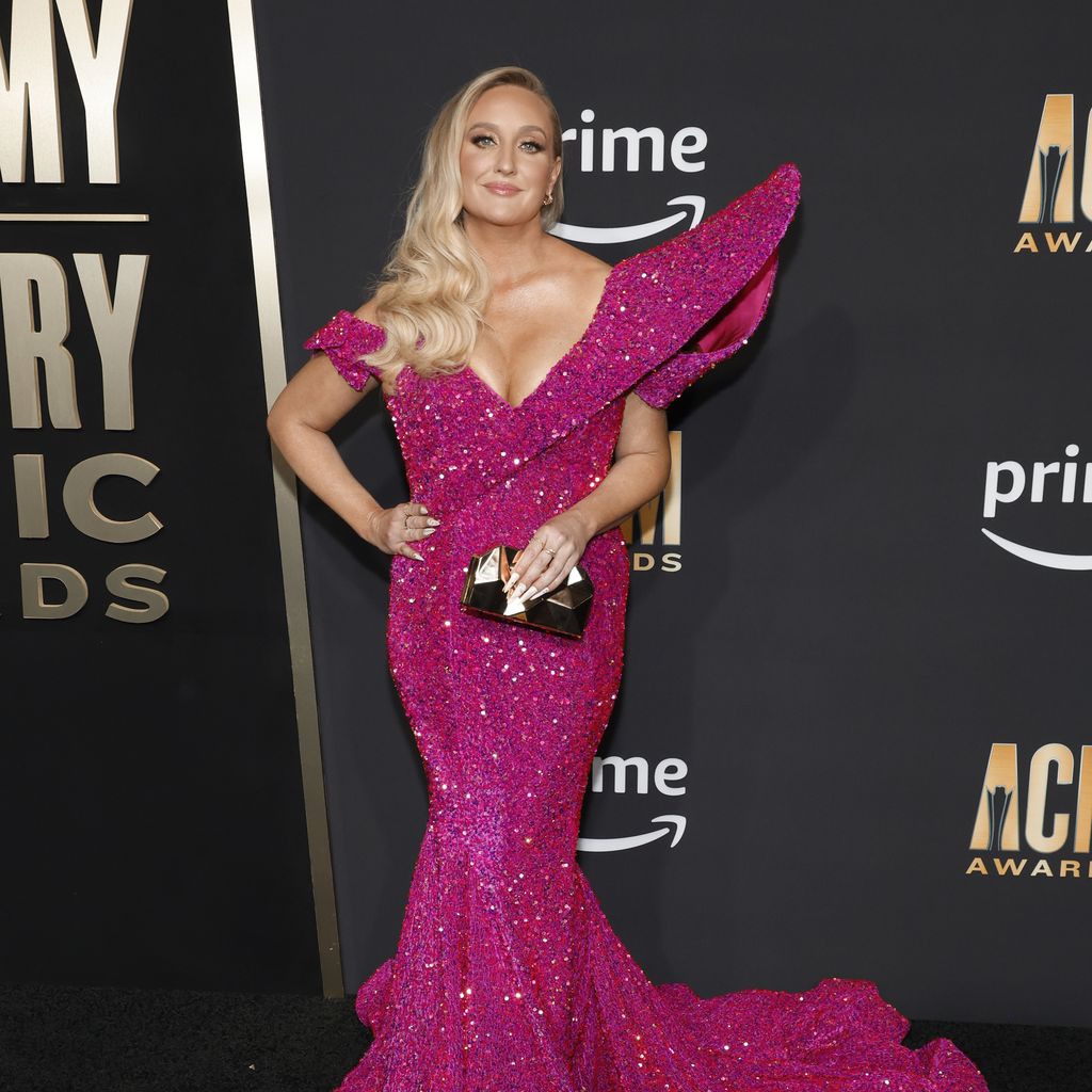 Pillbox Patti während der ACM Awards 2023