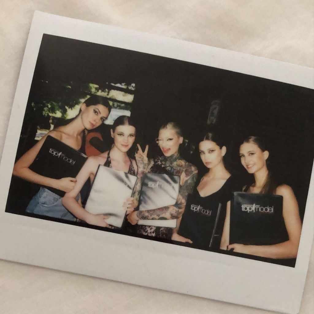 Pinar, Lucy, Mareike, Anastasia und Laura mit ihren GNTM-Modelmappen
