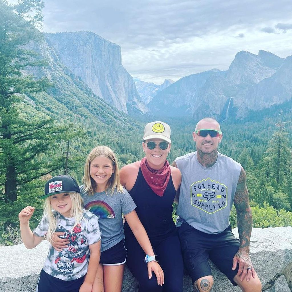 Pink mit ihren zwei Kindern und Ehemann Carey Hart