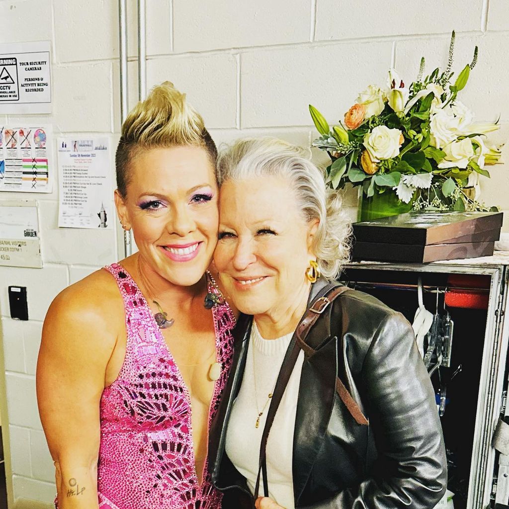 Pink mit Bette Midler Im November 2023