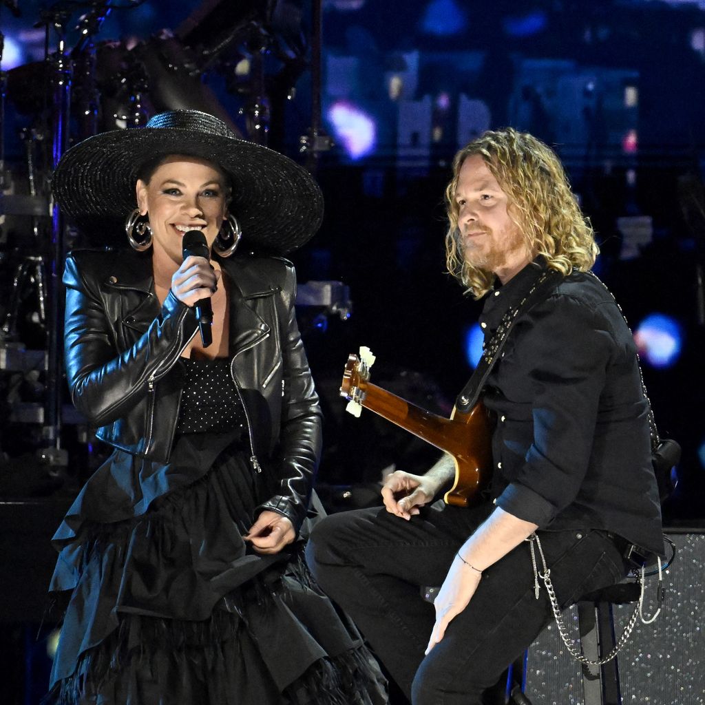 Pink und Justin Derrico performen beim FireAid Benefizkonzert
