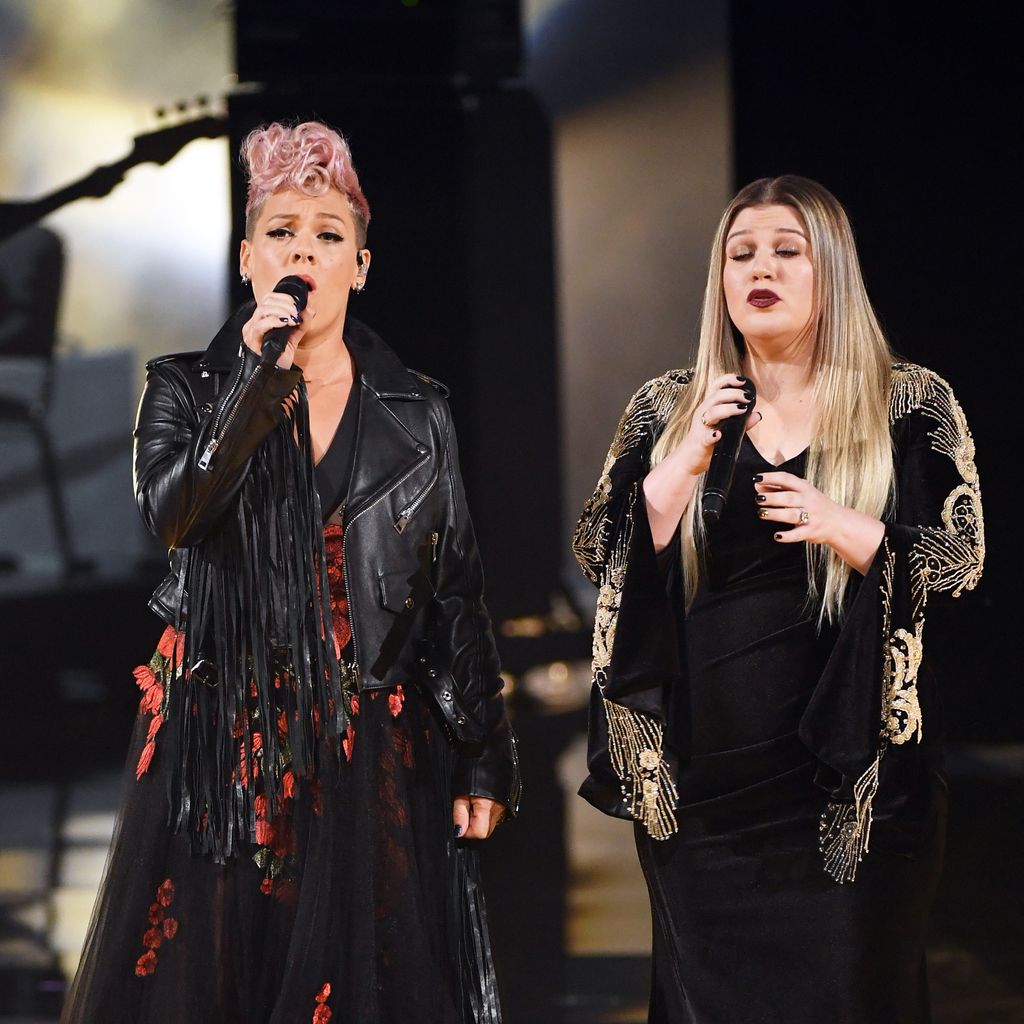 Pink und Kelly Clarkson performen bei den American Music Awards 2017 im Microsoft Theater in Los Angeles