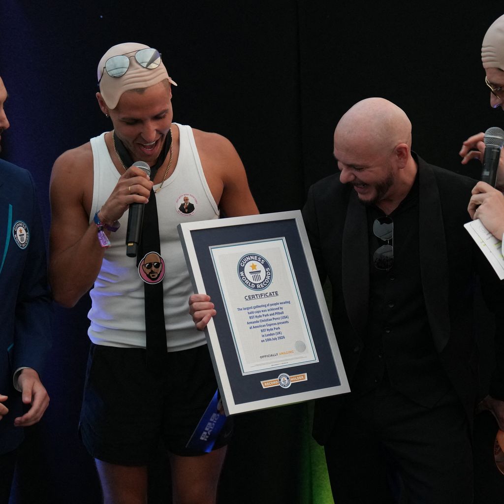 Pitbull erhält von Guinness World Records eine Auszeichnung für die meisten Personen mit Glatzenkappen vor seinem BST-Hyde-Park-Konzert