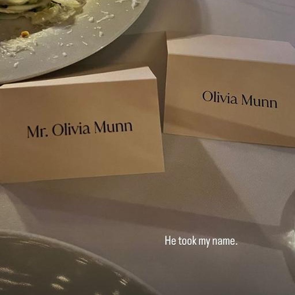 Platzkarten von Olivia Munn und ihrem Mann John Mulaney, Oktober 2024