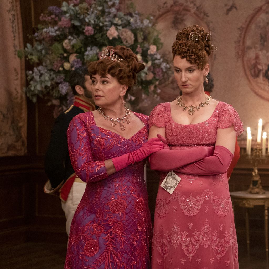 Polly Walker und Bessie Carter in "Bridgerton"