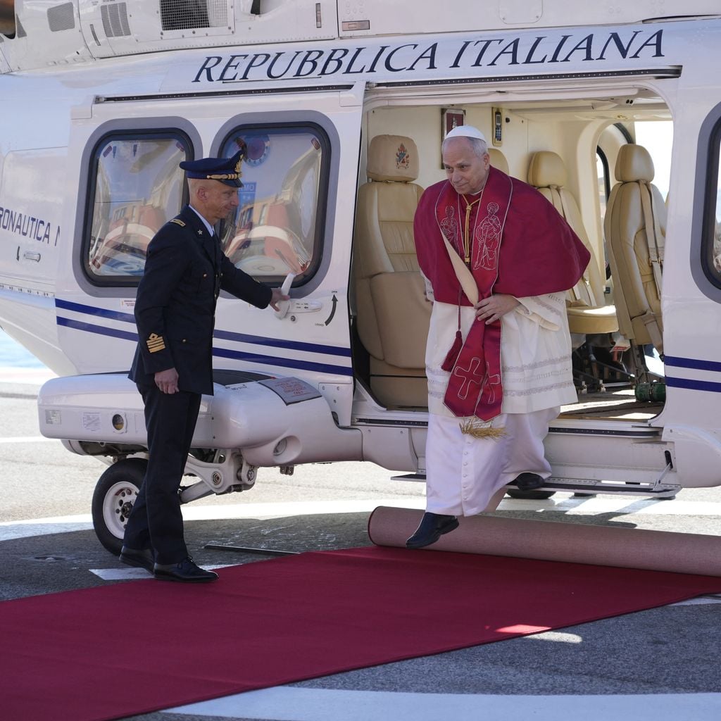 Pope Leo XIV trifft per Hubschrauber im Heliport von Monaco ein