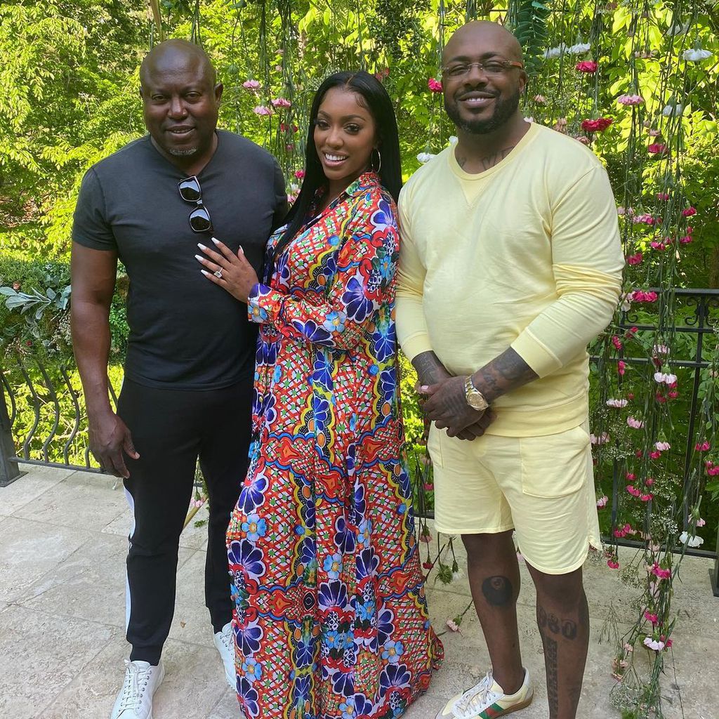 (v.l.n.r.) Simon Guobadia, Porsha Williams und Dennis McKinley