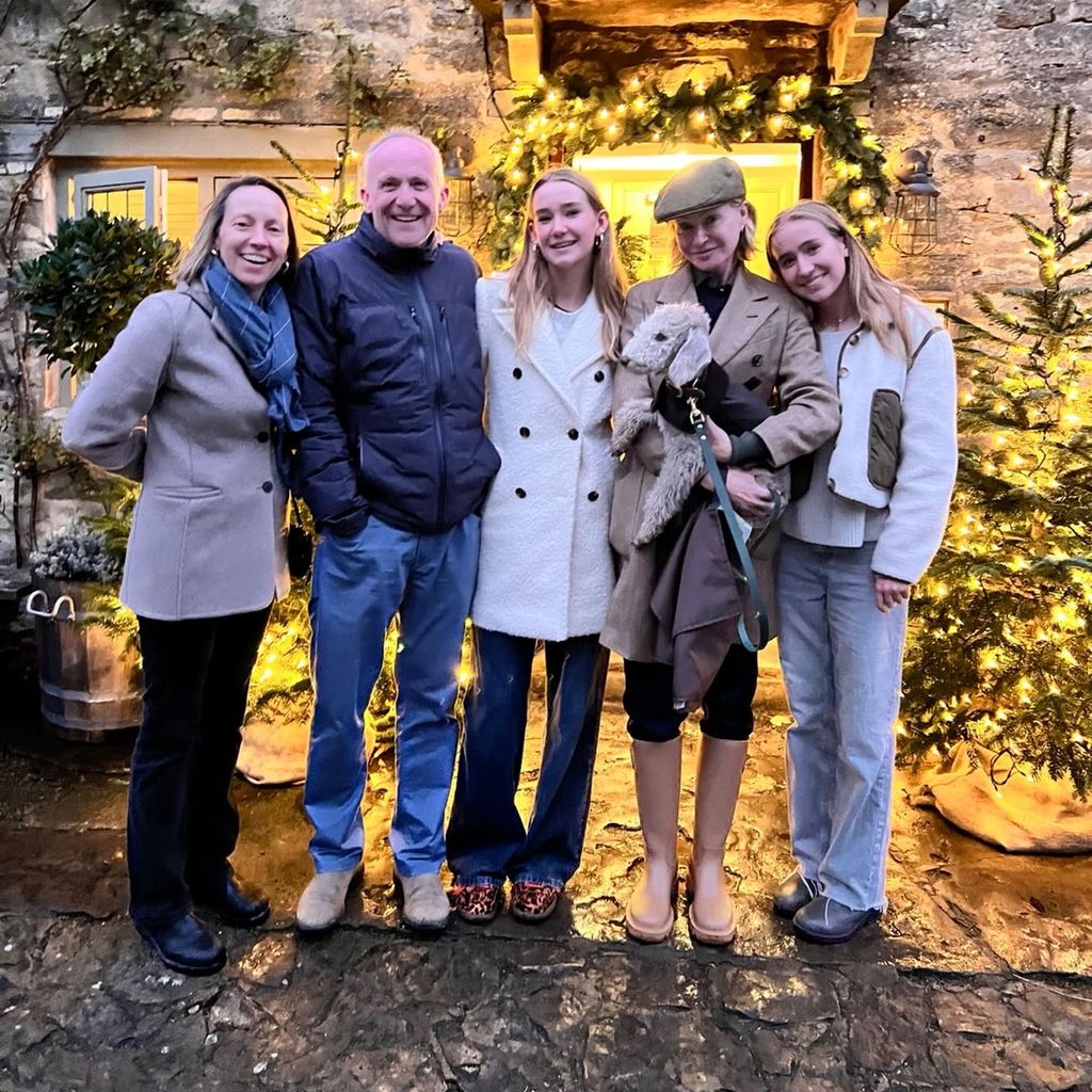 Portia de Rossi (zweite von rechts) posiert mit ihrem Bruder und dessen Familie vor ihrem Landhaus