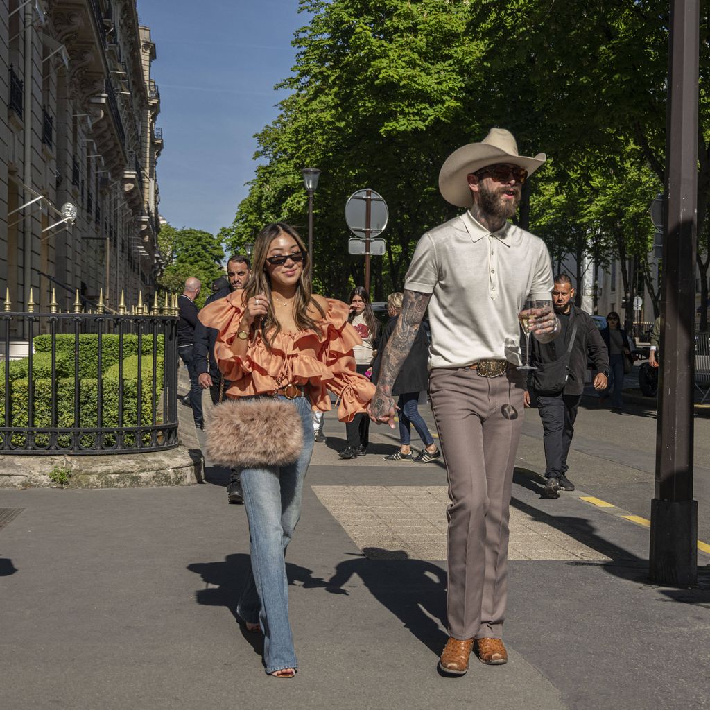 Post Malone und Christy Lee bummeln über die Avenue Montaigne in Paris.