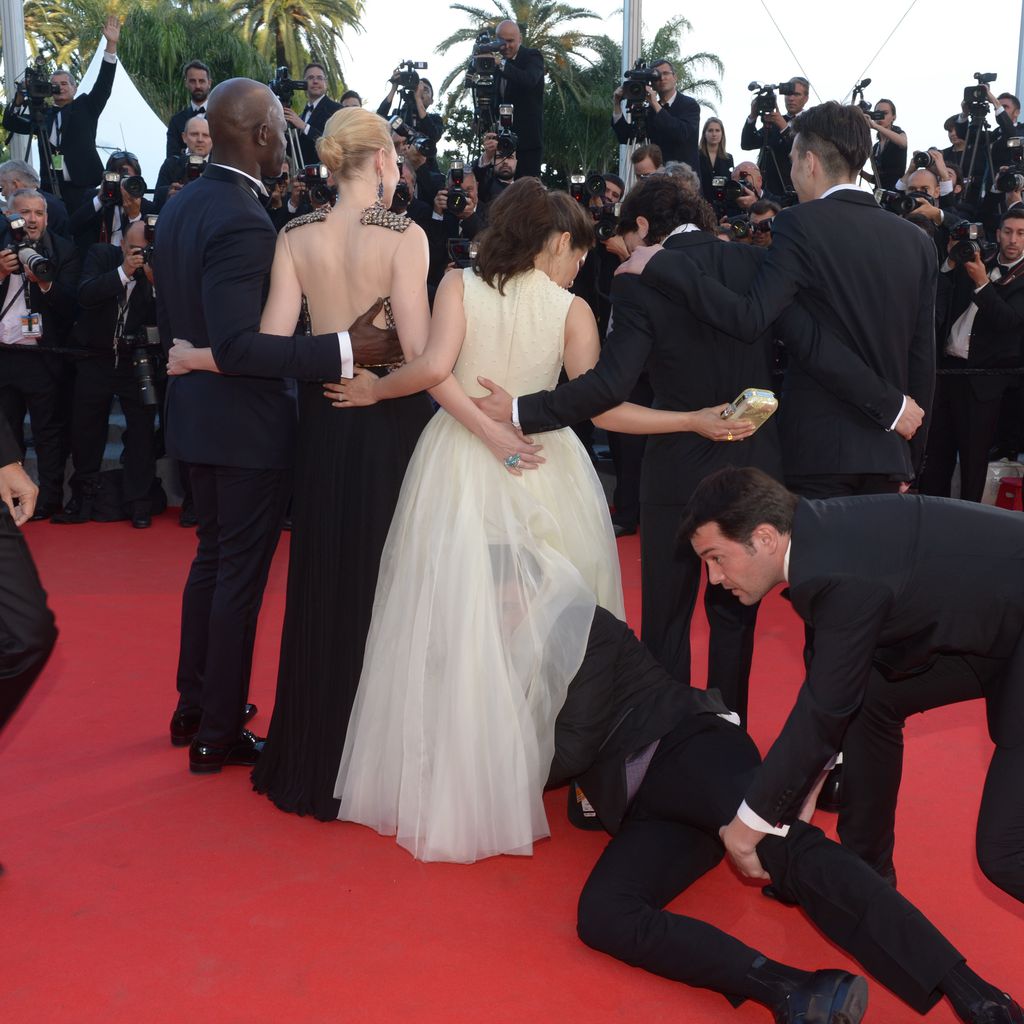 Schauspielerin America Ferrera und Prankster Viatalii Sediuk in Cannes 2014
