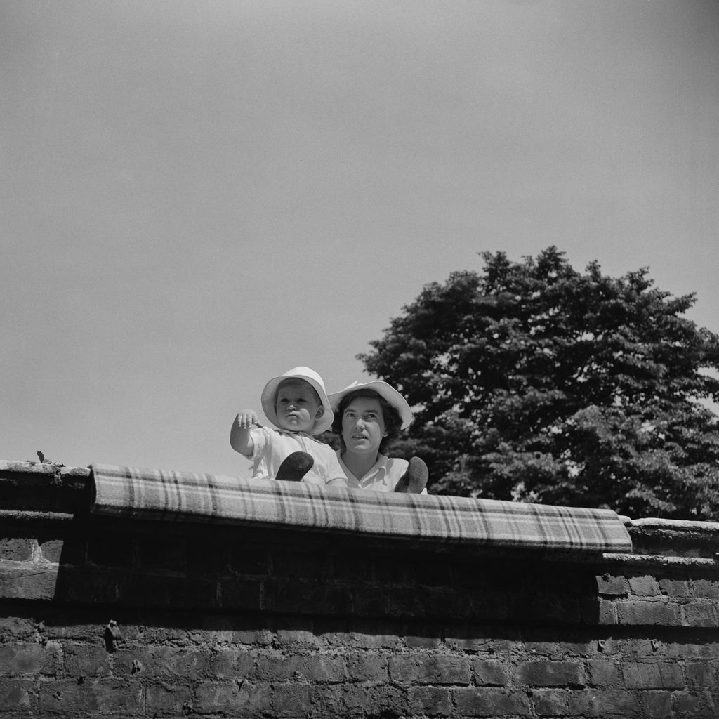 Prince Charles mit Kinderfrau Mabel Anderson beobachtet die königliche Prozession am Horse Guards Parade, Juni 1951