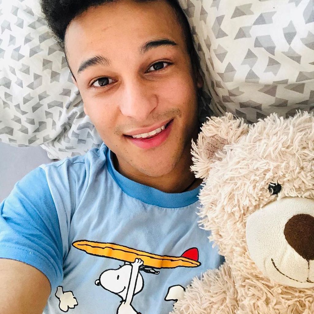 Prince Damien und sein Kuscheltier im April 2020
