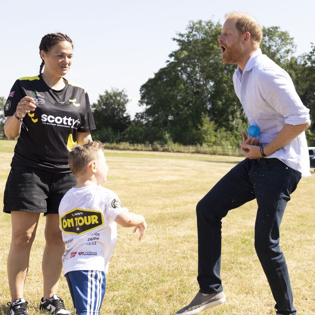 Wasserschlacht beim Scotty's Summer Festival: Prince Harry spielt mit dem 3-jährigen River auf dem Gelände von Maxstoke Castle