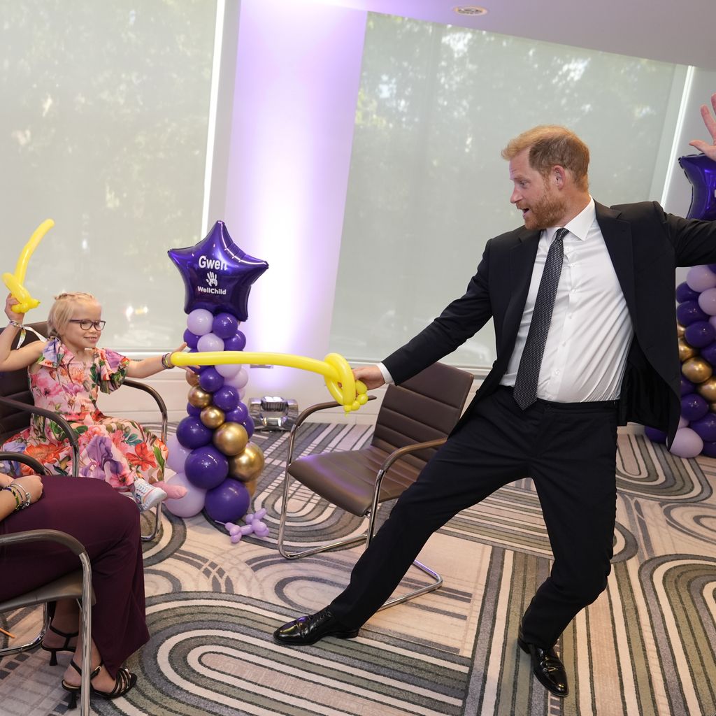 Prince Harry spielt bei den WellChild Awards 2025 mit Gwen Foster mit Luftballon-Schwertern