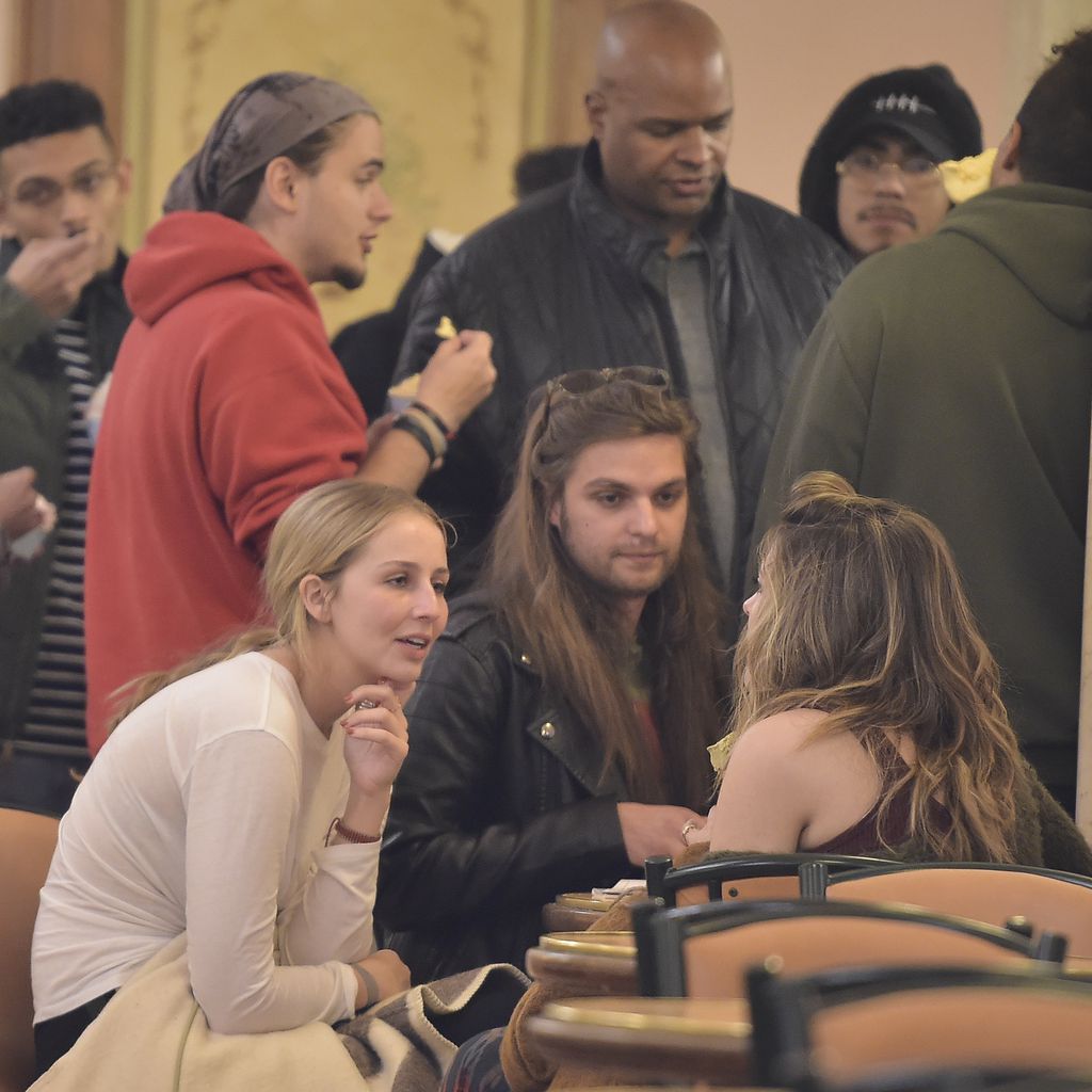 Prince Jackson und seine Freundin Molly (l.) sowie Paris Jackson mit Freund Gabriel Glenn (r.)