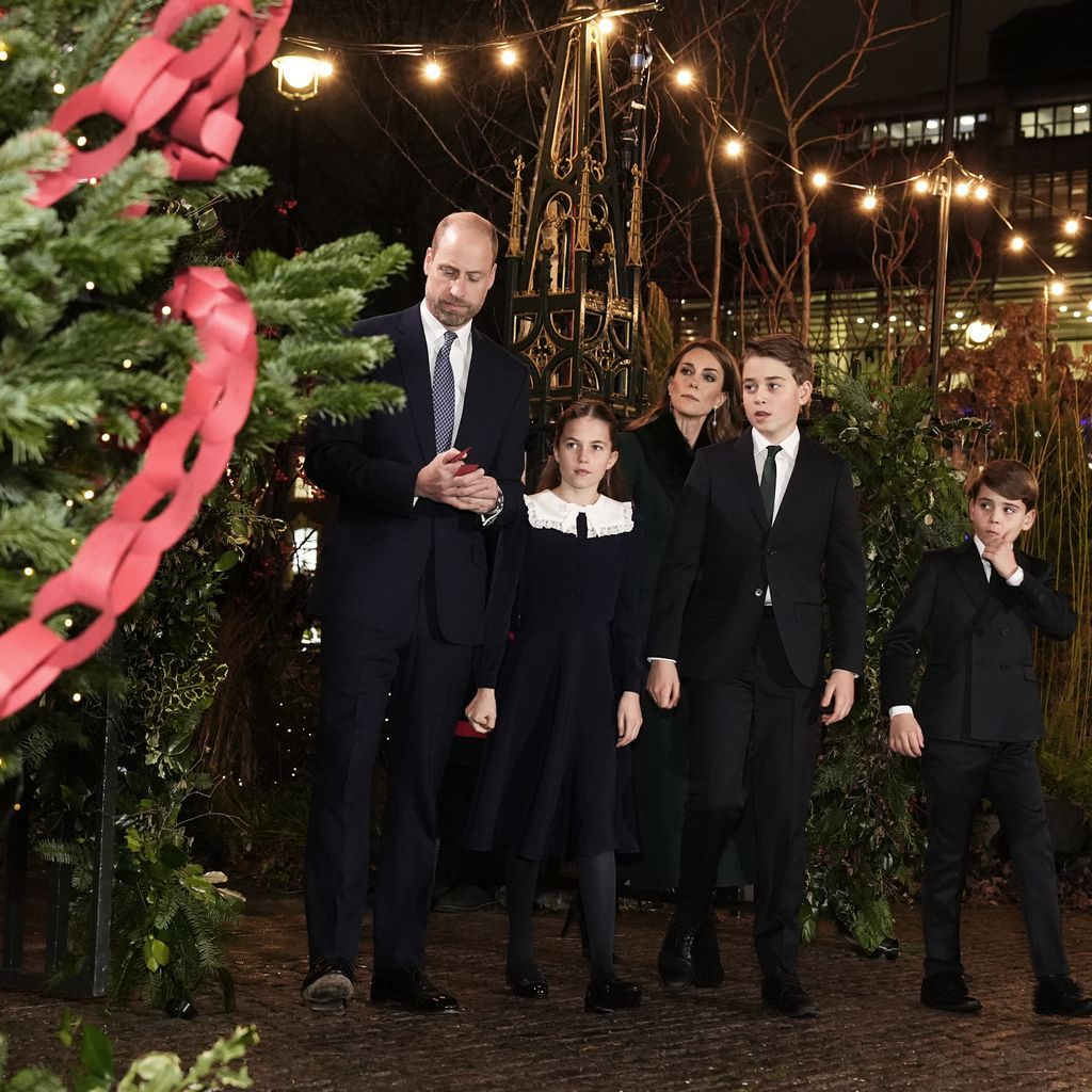 Die Königsfamilie betrachtet Botschaften am Kindness Tree vor dem Together At Christmas-Gottesdienst in der Westminster Abbey, 2025