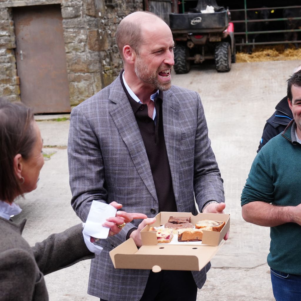 Prince William besucht Crow Tree Farm von Adam Hunter in Richmond und verteilt Kuchen