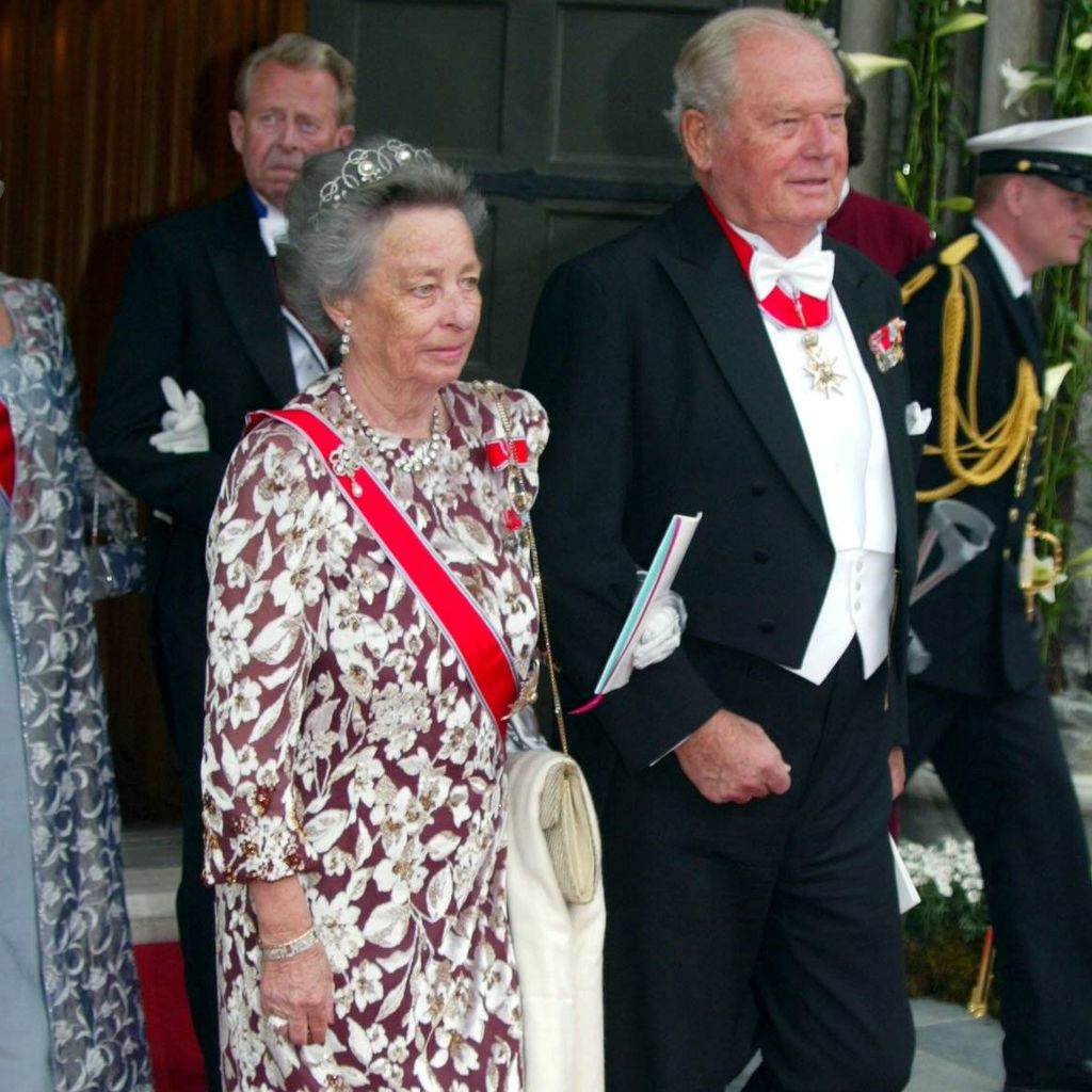 Prinsessan Ragnhild und Erling Lorentzen nach der Trauung in der Nidarosdomkirche in Trondheim, 24. Mai 2002
