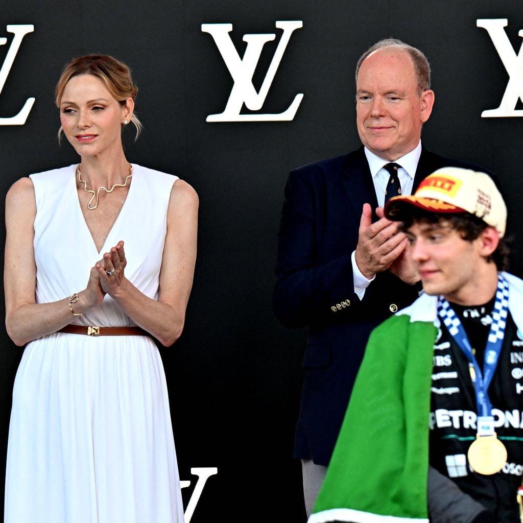 Auf dem Podium des Formel-1-Grand-Prix von Monaco 2026 mit Fürst Albert II., Prinzessin Charlène und Kimi Antonelli