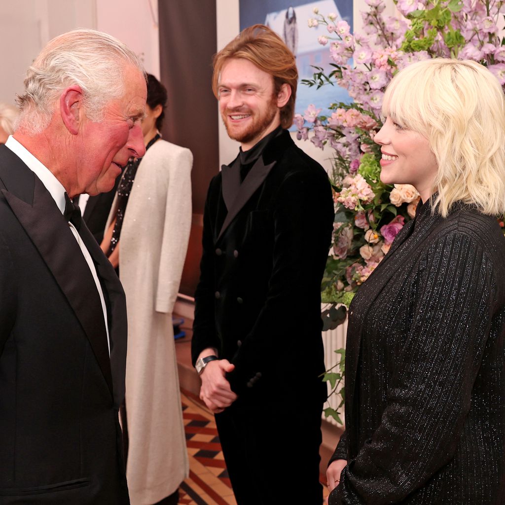 Prinz Charles, Finneas und Billie Eilish bei der Premiere von "Keine Zeit zu sterben" in London