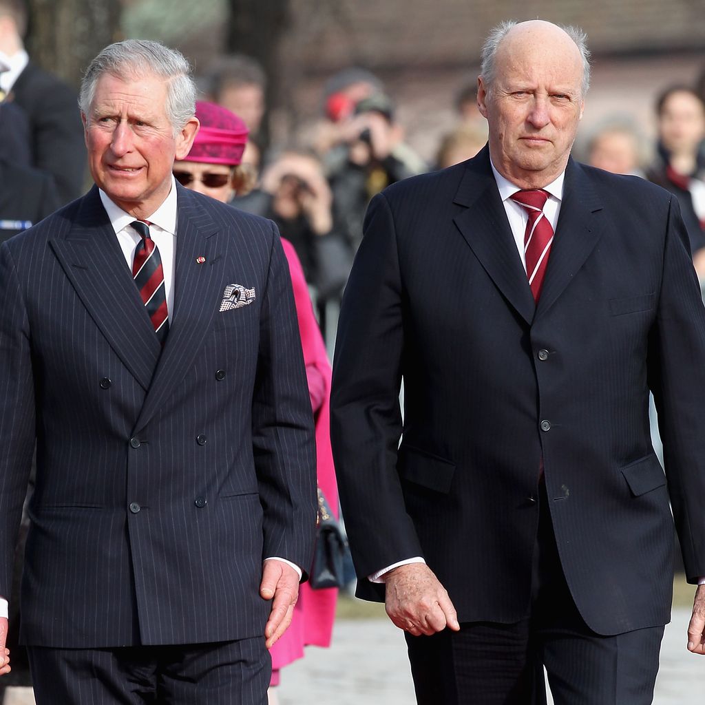 König Charles und König Harald bei der Kranzniederlegung an der Festung Akershus in Oslo